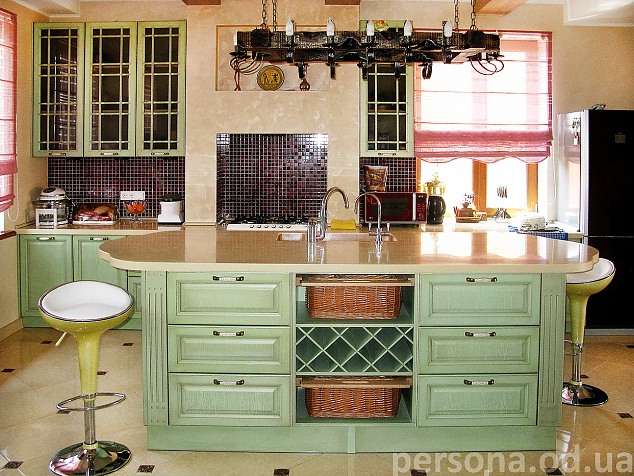 Деревянная кухня фисташкового цвета от компании Персона фото