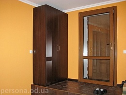 Распашной шкаф при входе под заказ Одесса компания Персона